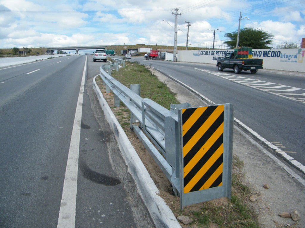 O Papel das Defensas Metálicas na Segurança Viária